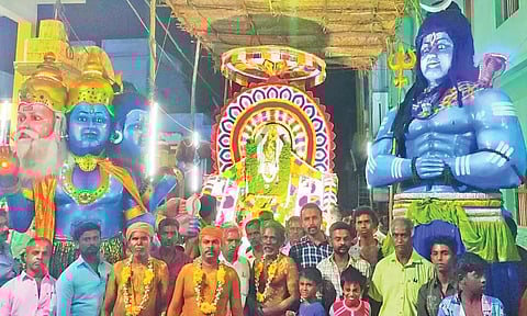 முக்கூடலில் சுவாமி நாராயணர் அலங்கரிக்கப்பட்ட சப்பரத்தில் வீதி உலா வந்த காட்சி.