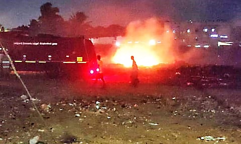 குப்பை கிடங்கு தீ பற்றி எரியும் காட்சி.