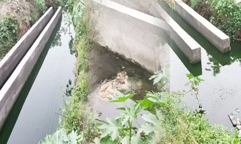 கழிவுநீர் குளம்போல் தேங்கி நிற்பதால் சுகாதார சீர்கேடு