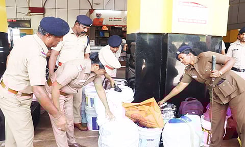 காட்பாடி ரெயில் நிலையத்தில் சோதனை