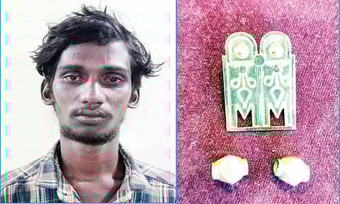 கைதான வாலிபர் மற்றும் பறிமுதல் செய்யப்பட்ட நகைகள்.
