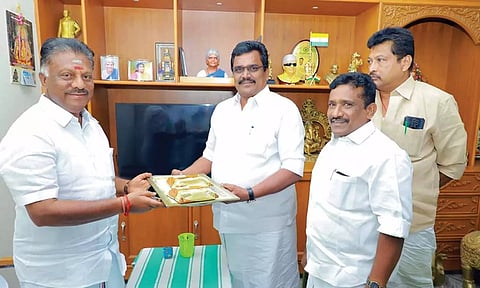 பெரியகுளத்தில் ஓ.பன்னீர்செல்வம் வீட்டில் தி.மு.க. எம்.எல்.ஏ.