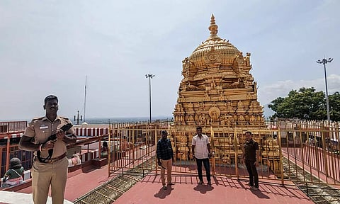 சுதந்திரதின விழா பாதுகாப்பு பழனி மலைக்கோவிலில் துப்பாக்கி ஏந்திய போலீஸ்