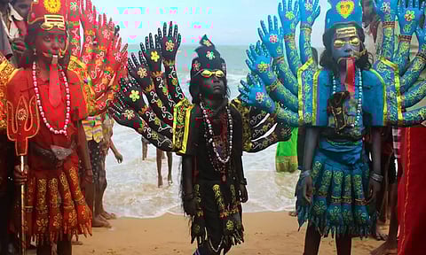 குலசை திருவிழா-கஷ்டங்களை போக்கும் காளி வேடம்