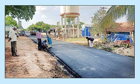 சாலை அமைக்கும் பணி நடைபெற்று வருவதை படத்தில் காணலாம்.

