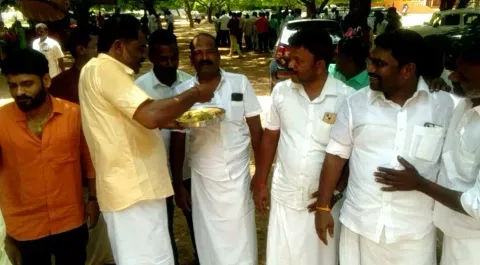 முன்னாள் பள்ளி மாணவர்கள் சந்திப்பு