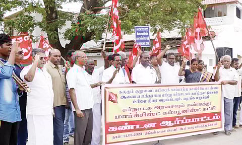 தண்ணீரின்றி கருகிய குறுவை பயிர்களுக்கு இழப்பீடு கேட்டு தஞ்சையில் மார்க்சிஸ்ட் கம்யூனிஸ்டு- விவசாயிகள் ஆர்ப்பாட்டம்