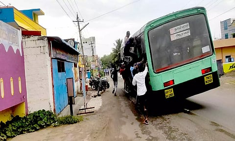 ஆபத்தான முறையில் பஸ்சில் தொங்கி செல்லும் மாணவர்கள்