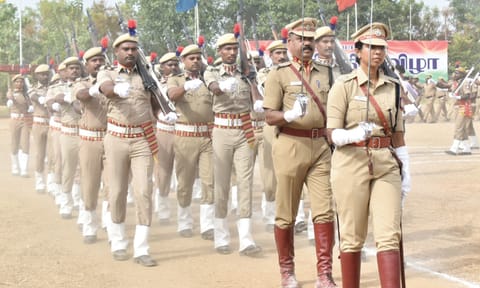 ஈரோடு ஆயுதப்படை மைதானத்தில் போலீசாரின் அணிவகுப்பு ஒத்திகை