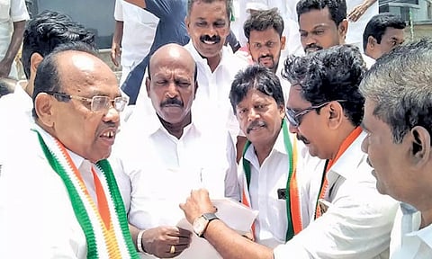 அமைச்சர் மா.சுப்பிரமணியனிடம் முன்னாள் எம்.பி. ராமசுப்பு தலைமையில் காங்கிரசார் மனு அளித்த காட்சி.