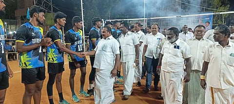 சிவத்தையாபுரத்தில் மாநில அளவிலான மின்னொளி கைப்பந்து போட்டியை எஸ்.பி.சண்முகநாதன் தொடங்கி வைத்த காட்சி.