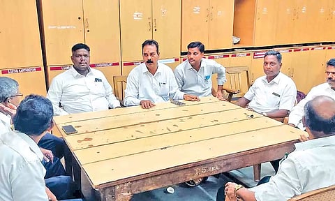 வக்கீல்கள் கோர்ட்டு புறக்கணிப்பில் போராட்டத்தில் ஈடுபட்ட வக்கீல்கள் சங்க தலைவர் குமரன் தலைமையில் ஓய்வறையில் அமர்ந்திருந்த காட்சி.