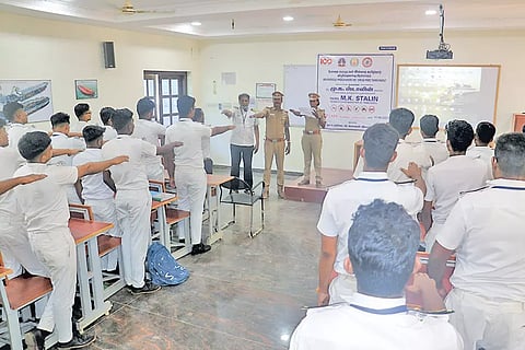 ஜேம்ஸ் மரைன் கல்லூரியில் விழிப்புணர்வு முகாம் நடந்த போது எடுத்தபடம்.