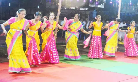 கிருஷ்ணகிரி வேளாங்கண்ணி சி.பி.எஸ்.இ பள்ளியில் சுதந்திர அமுத பெருவிழாவினையொட்டி கலைஞர்கள் ஒயிலாட்டம் ஆடினர்.
