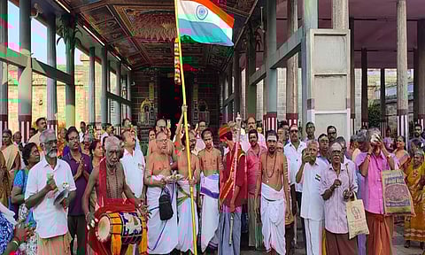 சுதந்திர தின விழாவை முன்னிட்டு சிதம்பரம் நடராஜர் கோவிலில் சிறப்பு பூஜைகள் செய்யப்பட்டு 142 அடி உயரமுள்ள கோபுரத்தில் ஏற்றுவதற்காக ஊர்வலமாக கொண்டு வரப்பட்ட தேசியக்கொடியை படத்தில் காணலாம்.