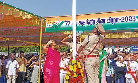 தருமபுரி மாவட்ட விளையாட்டு மைதானத்தில் கலெக்டர் சாந்தி தேசிய கொடி ஏற்றி வைத்து மரியாதை செலுத்திய காட்சி. அருகில் மாவட்ட எஸ்.பி. ஸ்டீபன் ஜேசுபாதம் உள்ளார்.