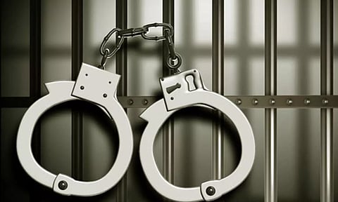 கோவையில் சேவல் சூதாட்டம் 4 பேர் கைது