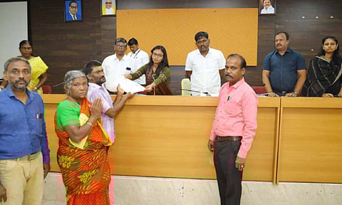 மனவளர்ச்சி குன்றியவர்களுக்கு பாதுகாவலர் சான்றிதழ் வழங்கப்பட்போது எடுத்தபடம்.