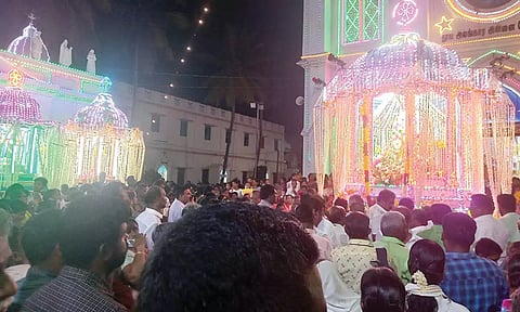 பேராலயத்தில் தேர்பவனி நடந்தது.
