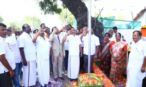 மேயர் தினேஷ்குமார் கொடியேற்றி மரியாதை செலுத்திய காட்சி.