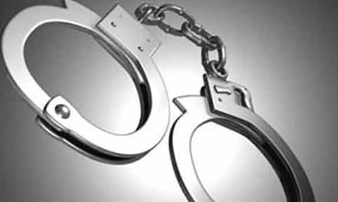 திருவான்மியூரில் காதலியை காரில் கடத்த முயற்சி: தாய்க்கு சரமாரி வெட்டு- வாலிபர் கைது