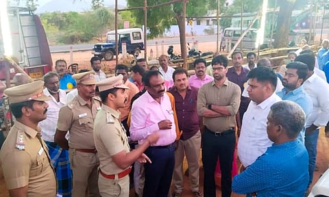சொரிமுத்து அய்யனார் கோவிலில் கலெக்டர் கார்த்திகேயன் ஆய்வு செய்தார். அருகில் மாநகராட்சி கமிஷனர் சிவகிருஷ்ணமூர்த்தி மற்றும் அதிகாரிகள் உள்ளனர்.