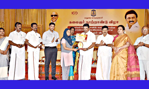 போட்டியில் வெற்றி பெற்ற மாணவ- மாணவிகளுக்கு அமைச்சர் பழனிவேல் தியாகராஜன் கேடயம் வழங்கினார். அருகில் கலெக்டர் சங்கீதா, மேயர் இந்திராணி பொன்வசந்த், ஆணையாளர் பிரவீன்குமார் ஆகியோர் உள்ளனர்.