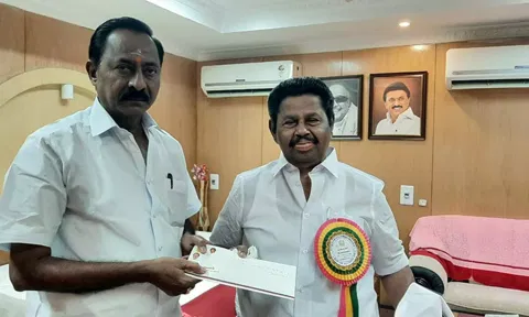 சட்டமன்ற மதிப்பீட்டுக்குழு தலைவர் அன்பழகன் எம்.எல்.ஏ.விடம் தி.மு.க. மாநில நெசவாளர் அணி செயலாளர் பெருமாள் மனு அளித்த காட்சி.