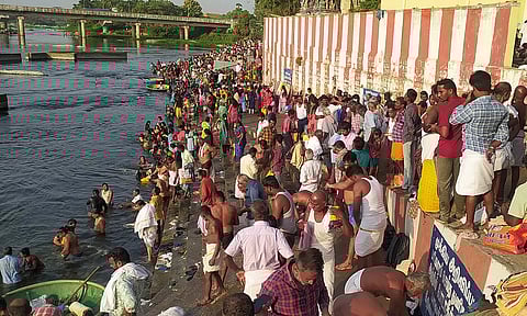 பவானி கூடுதுறை-கொடுமுடியில் புனித நீராட குவிந்த பக்தர்கள்