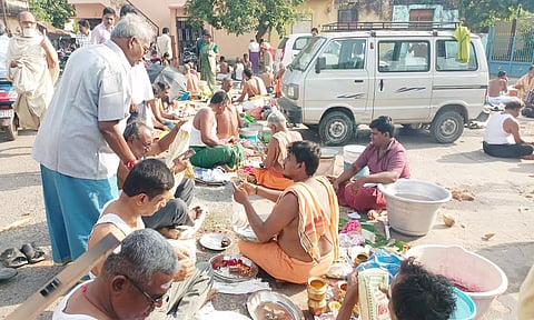 திருவண்ணாமலை அருணாசலேஸ்வரர் கோவில் அருகே உள்ள அய்யங்குளத்தின் கரையில் இன்று ஆடி அமாவாசையை முன்னிட்டு முன்னோர்களுக்கு தர்ப்பணம் கொடுத்தனர்.
