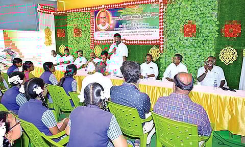 நெல்லை தட்சண மாற நாடார் சங்க தலைவரும், பாவூர்சத்திரம் காமராஜர் மார்க்கெட் தலைவருமான ஆர்.கே. காளிதாசன் இலவச நீட் பயிற்சி வகுப்பை தொடங்கி வைத்து பேசிய காட்சி.