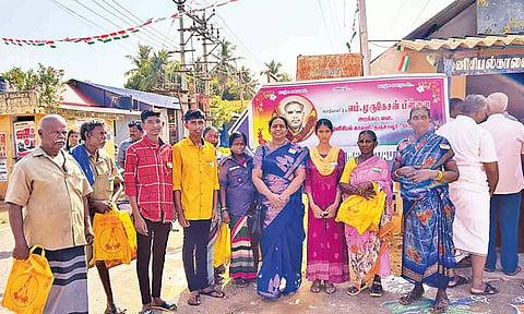 சுகாதார பணியாளர்கள், மாணவர்களுக்கு நலத்திட்ட உதவிகள் வழங்கப்பட்டது.

