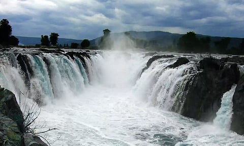 ஒகேனக்கல்லுக்கு நீர்வரத்து 12,500 கனஅடியாக அதிகரிப்பு: பரிசல் இயக்க 2-வது நாளாக தடைவிதிப்பு