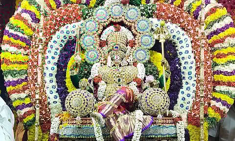 மேல்மலையனூர் அங்காள பரமேஸ்வரி அம்மன் கோவிலில் ஆடி அமாவாசை ஊஞ்சல் உற்சவம்