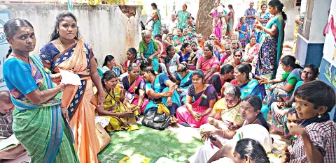 அரசு பள்ளியில் மாணவர்களை சேர்த்தவர்களின் வீட்டு வரி ெசலுத்திய ரசீதை ஊராட்சி மன்ற தலைவர் வன்னிச்செல்வி மணி வழங்கினார்.