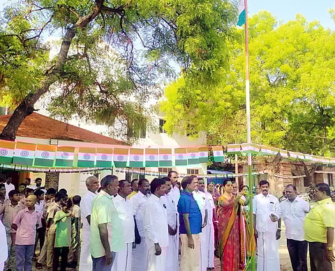 கடலாடி ஒன்றிய அலுவலகத்தில் ஒன்றியக்குழு தலைவர் முத்துலட்சுமி முனியசாமி பாண்டியன் தேசியக்கொடியை ஏற்றி வைத்து மரியாதை செலுத்தினார்.