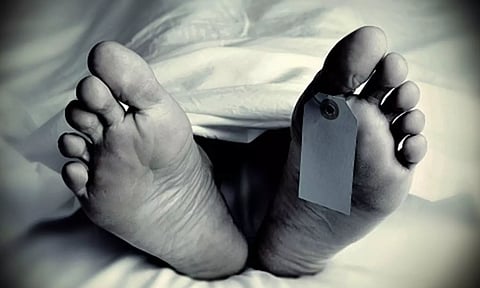 இடப்பிரச்சினையால் பாதை அடைப்பு: இறந்த தந்தையின் உடலை வீட்டில் இருந்து வெளியே எடுத்து வர முடியாமல் தவித்த மகன்