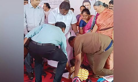 குழந்தையுடன் அமைச்சரின் காலில் விழுந்து கோரிக்கை: அரசு பஸ் டிரைவர் கண்ணன் சொந்த ஊருக்கு இடமாற்றம்