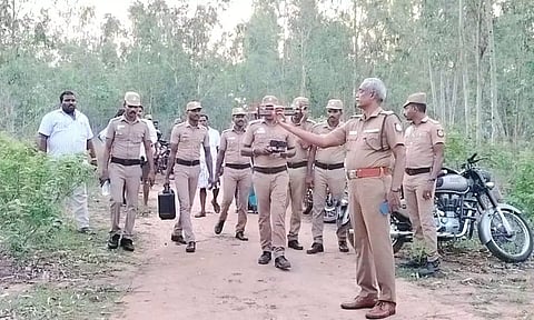 மாடாம்பூண்டி கூட்டு ரோடு பகுதியில் போலீசார் மற்றும் தீயணைப்புத்துறையினர் ட்ரோன் கேமரா மூலம் ஆய்வு செய்த போது செய்த போது எடுத்த படம்.