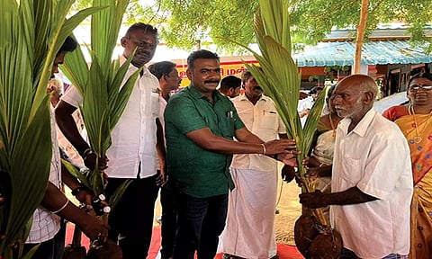 செட்டியாபத்து கிராமசபை கூட்டத்தில் பொதுமக்களுக்கு தென்னங்கன்று வழங்கல்