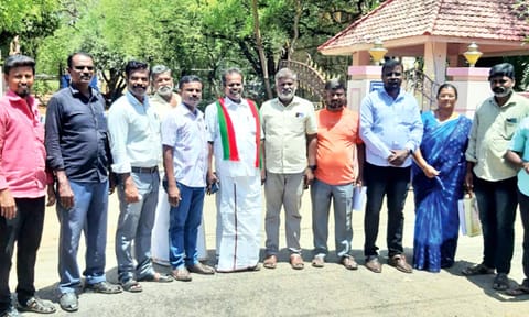 மனு கொடுக்க வந்த பல்வேறு கட்சி மற்றும் அமைப்பினரை படத்தில் காணலாம்.