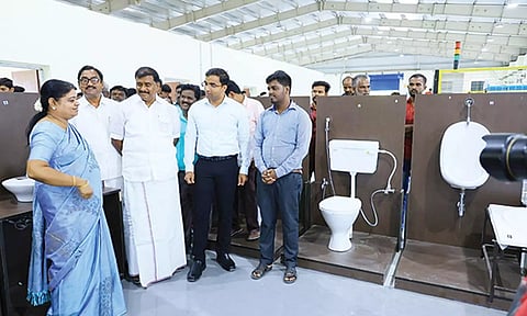 விளாத்திகுளம் அருகே அரசு தொழில்நுட்ப மையத்தில் அமைச்சர் கீதாஜீவன் ஆய்வு