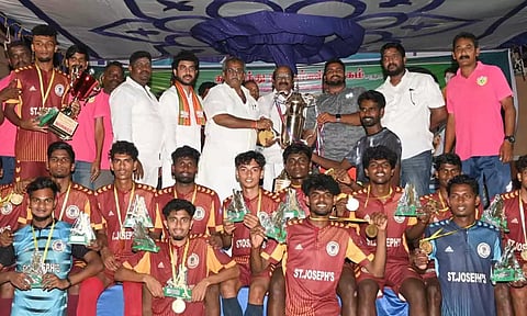 கால்பந்து போட்டியில் வெற்றி பெற்ற அணிக்கு சபாநாயகர் ஏம்பலம் செல்வம், எம்.எல்.ஏ. வி.பி.ராமலிங்கம், விவியன் ரிச்சர்ட் ஆகியோர் பரிசு கோப்பை வழங்கிய காட்சி.