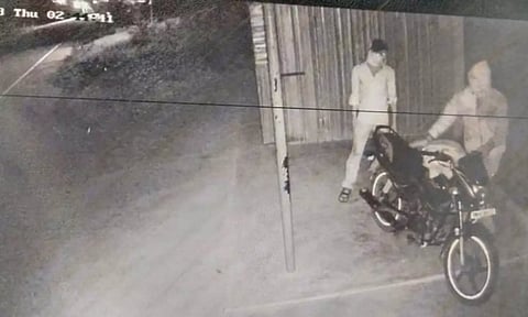 கண்காணிப்பு கேமிராவில் பதிவான முகமூடி அணிந்த கொள்ளையர்களின் உருவப்படம்.