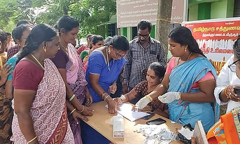 மீஞ்சூர் வட்டார வளர்ச்சி அலுவலகத்தில் கோரிக்கை மனுவில் ரத்தத்தில் கையெழுத்திட்ட சத்துணவு ஊழியர்களால் பரபரப்பு