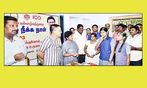 சிவகங்கை மருதுபாண்டியர் பெணகள் மேல்நிலைப்பள்ளி மாணவிகளுக்கு குடற்குபுழு நீக்க மாத்திரை வழங்கும் நிகழ்வினை மாவட்ட கண்காணிப்பு அலுவலர் மற்றும் உணவு பாதுகாப்புத்துறை ஆணையாளர லால்வேனா பார்வையிட்டார். அருகில் கலெக்டர் ஆஷா அஜீத், விஜய்சந்திரன் உள்ளார்.