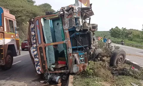 விபத்தில் உருக்குலைந்து காணப்படும் லாரியை படத்தில் காணலாம்.