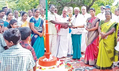 புதிய பாரத எழுத்தறிவு திட்டத்தில் தேர்வு எழுதியவர் பாராட்டப்பட்டார்.