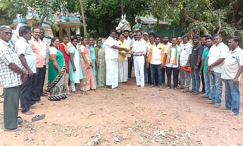 புனித மண் எடுக்கும் நிகழ்ச்சியை பா.ஜனதா மாநில தலைவர் சாமிநாதன், கல்யாண சுந்தரம் எம்.எல்.ஏ. ஆகியோர் தொடங்கி வைத்த காட்சி.
