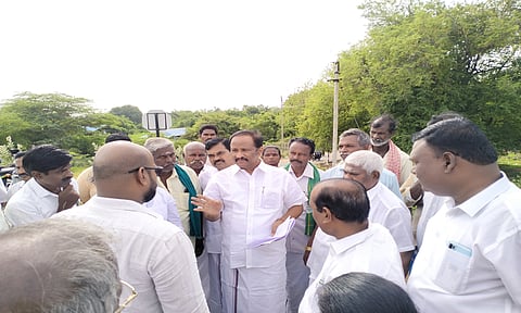 பொதுமக்களிடம் அருண்மொழித் தேவன் எம்.எல்.ஏ. பேச்சு வார்த்தை நடத்திய காட்சி.